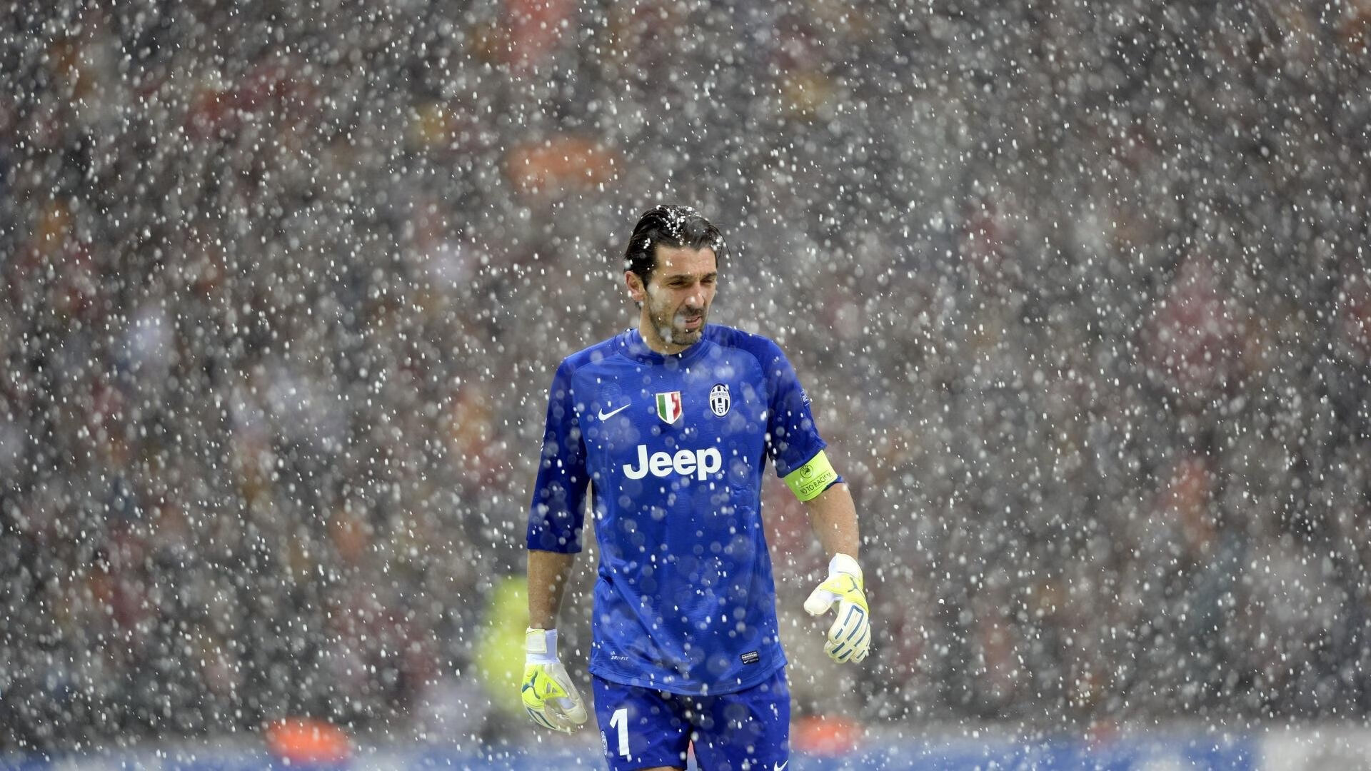 开云体育在线赛事直播-见义勇为！字母哥谈眼部淤青：在超市制服抢劫男子时被打到，字母哥受伤报应